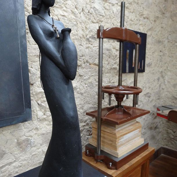 La SAMARITAINE (1999)
Ht 69 /  diamètre 20
argile de Pontigny
Prototype du modelage (Ht 100)
pour la CRECHE de Pontigny