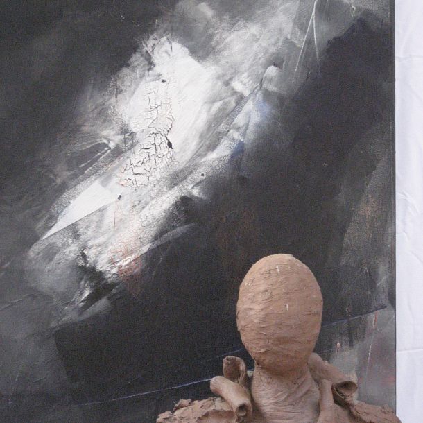 AUTOPORTRAIT aux Parchemins (1999)
Ht 34 
argile de Pontigny

"Le Papier c'est ma peau
  l'encre c'est mon sang
  mon corps c'est le Livre"