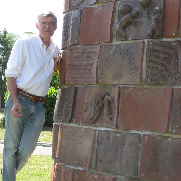 AUTOPORTRAIT (2000)
Stèle LADAPT Yonne
3m70x160x100
Argile de Pontigny (Cuisson Tuilerie ALEONARD)
Création / Réalisation JMD/ Alain GAUDEBERT