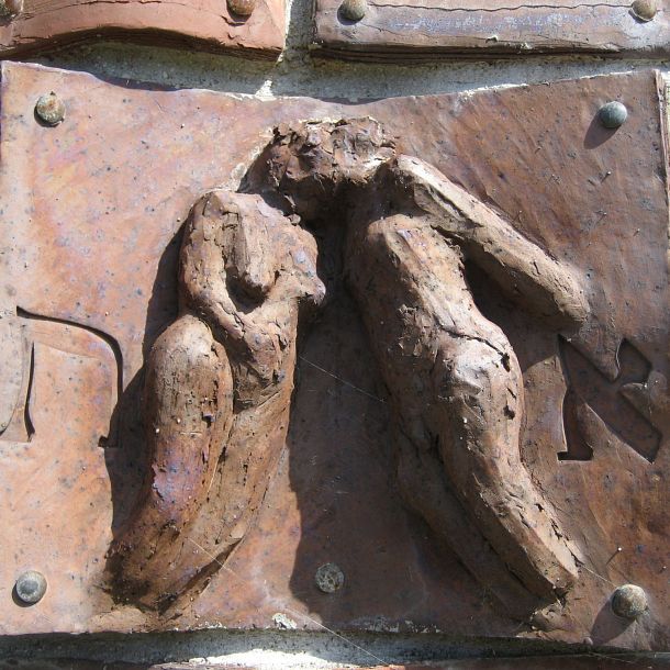 COUPLE / Aleph-Tav  (2000)
40x50
argile de PONTIGNY (Yonne)
Détail de la Stèle de l'An 2000